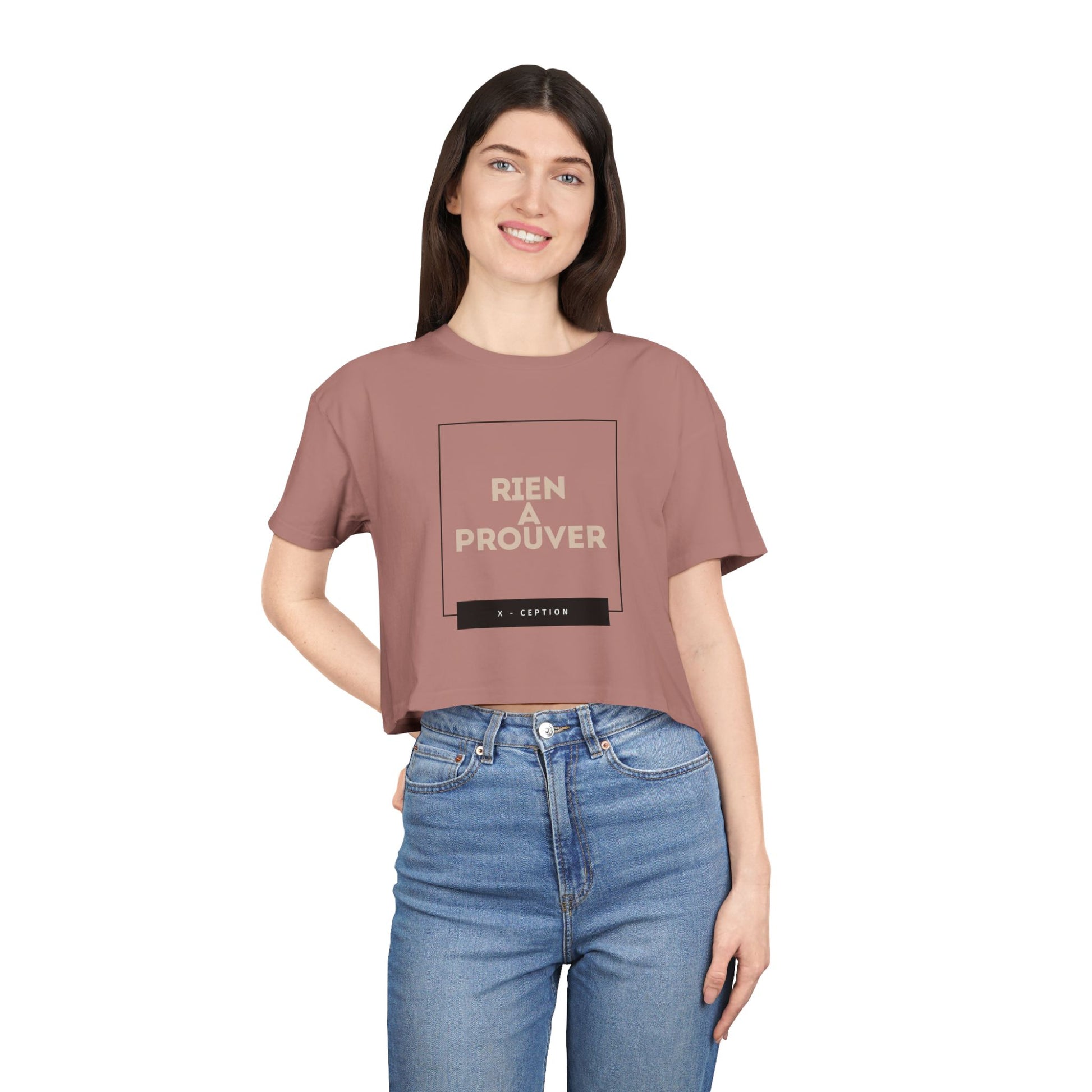 T-shirt court chic X-CEPTION pour femme, design tendance, mode quotidienne, tenue décontractée, style urbain, cadeau pour elle, essentiel pour l'été