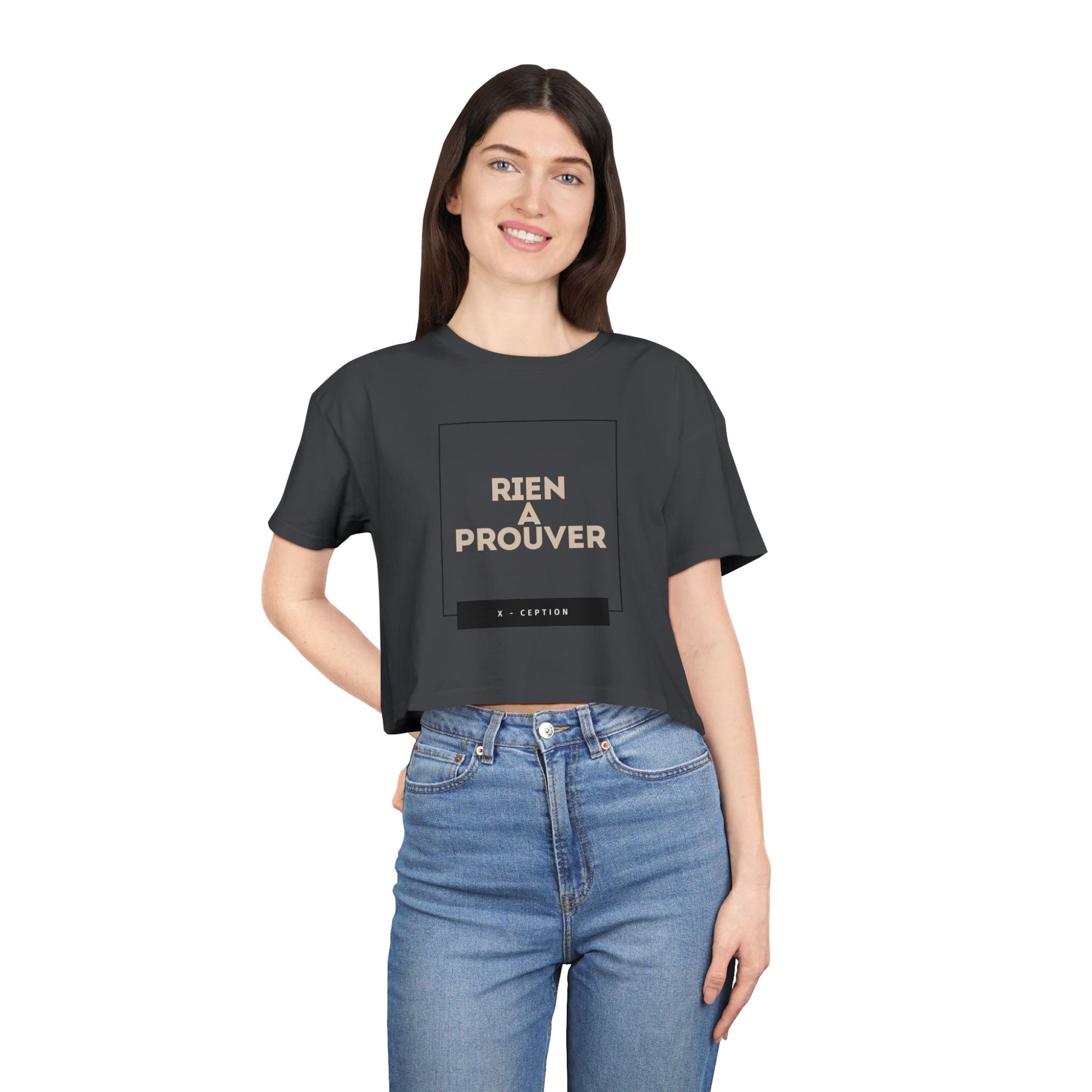 T-shirt court chic X-CEPTION pour femme, design tendance, mode quotidienne, tenue décontractée, style urbain, cadeau pour elle, essentiel pour l'été