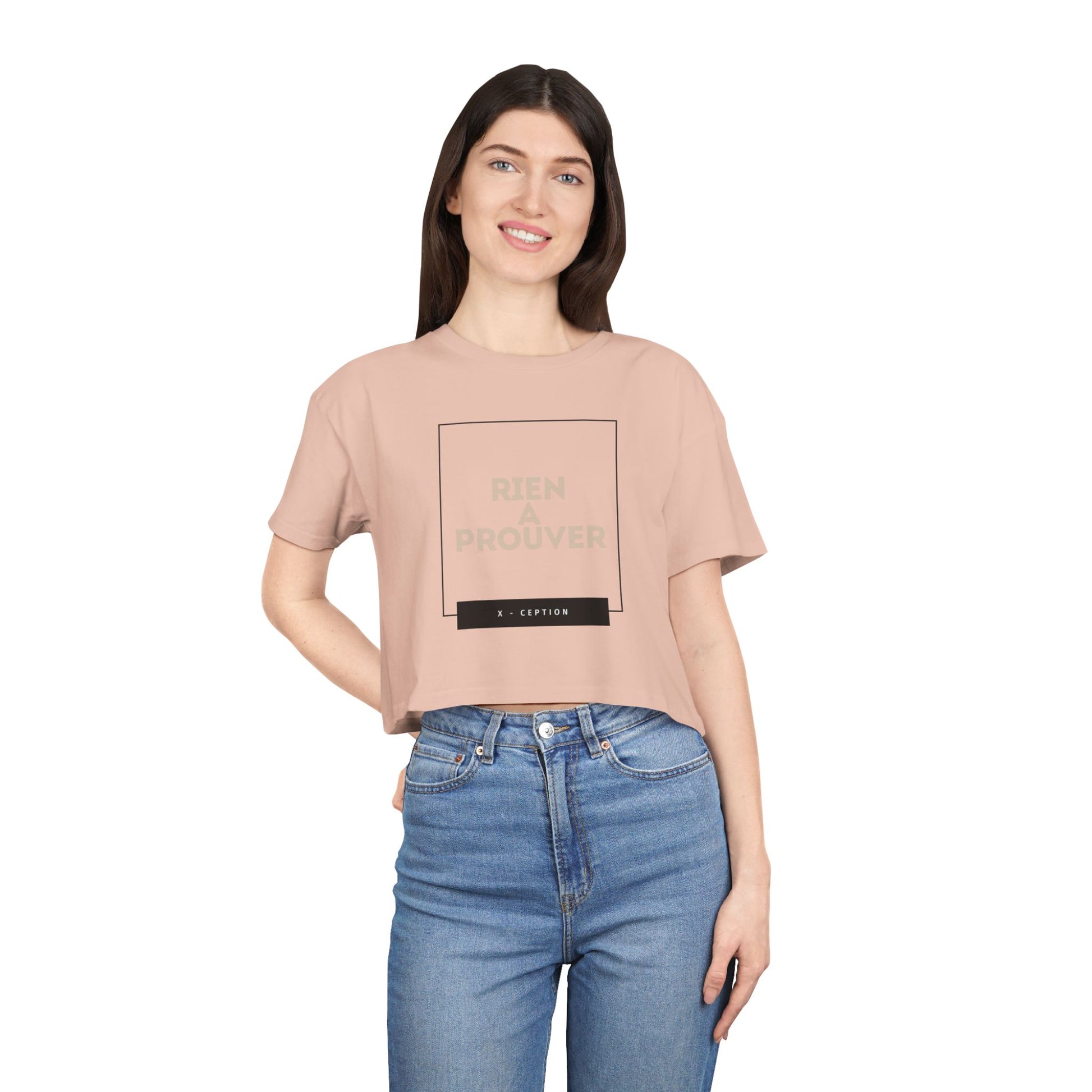 T-shirt court chic X-CEPTION pour femme, design tendance, mode quotidienne, tenue décontractée, style urbain, cadeau pour elle, essentiel pour l'été