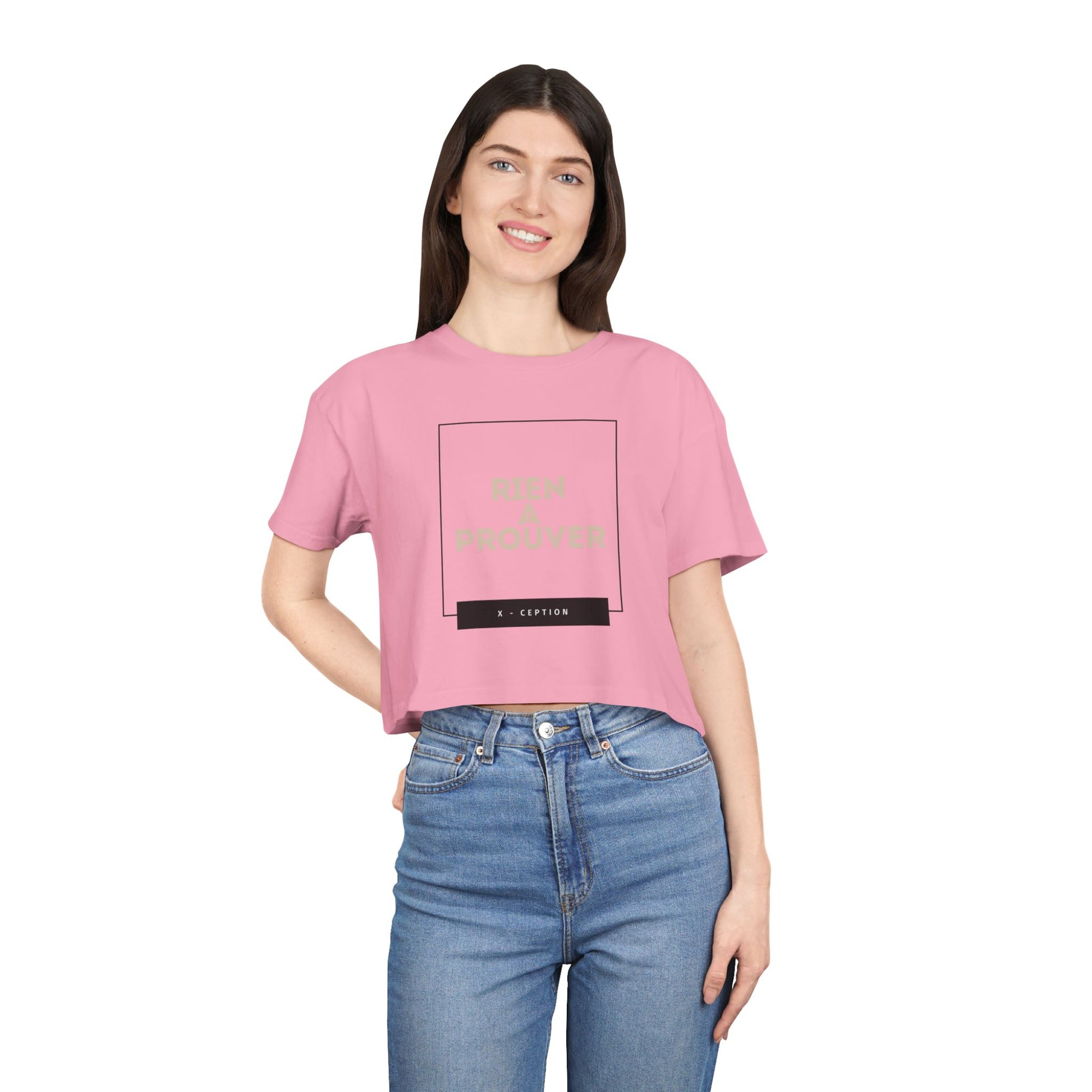 T-shirt court chic X-CEPTION pour femme, design tendance, mode quotidienne, tenue décontractée, style urbain, cadeau pour elle, essentiel pour l'été
