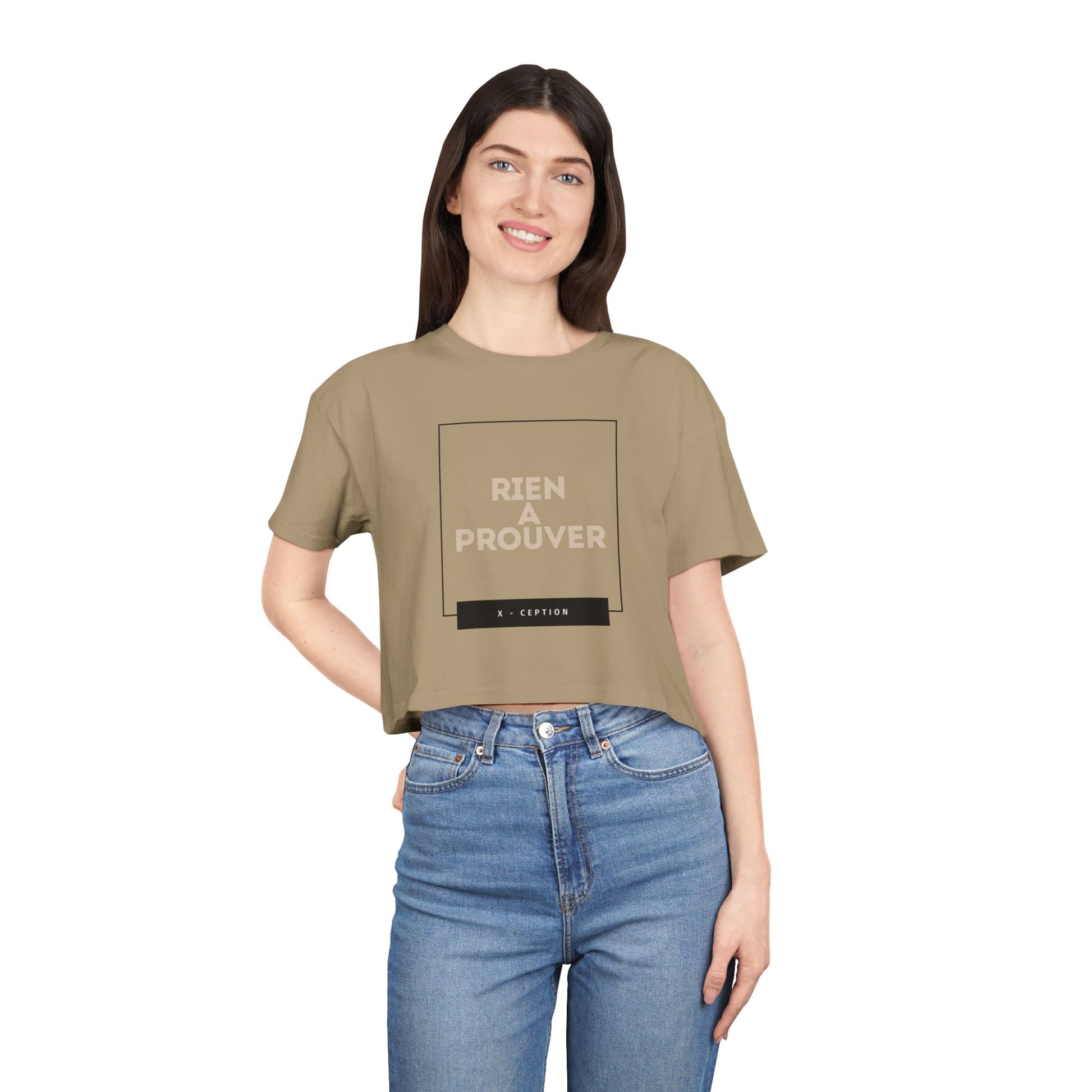 T-shirt court chic X-CEPTION pour femme, design tendance, mode quotidienne, tenue décontractée, style urbain, cadeau pour elle, essentiel pour l'été
