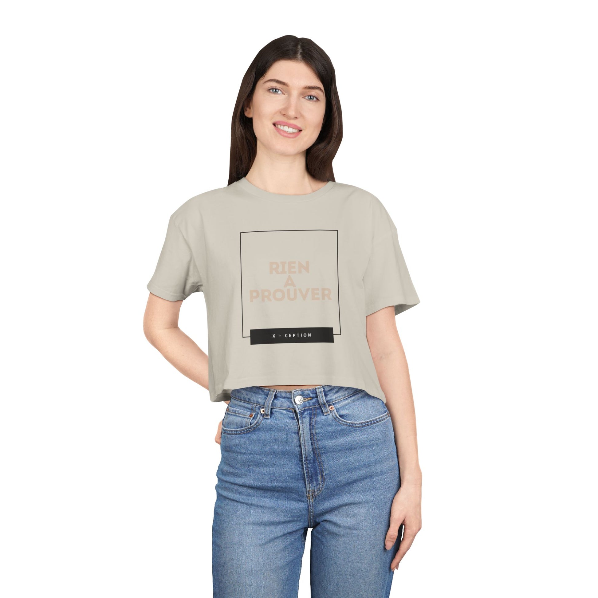 T-shirt court chic X-CEPTION pour femme, design tendance, mode quotidienne, tenue décontractée, style urbain, cadeau pour elle, essentiel pour l'été