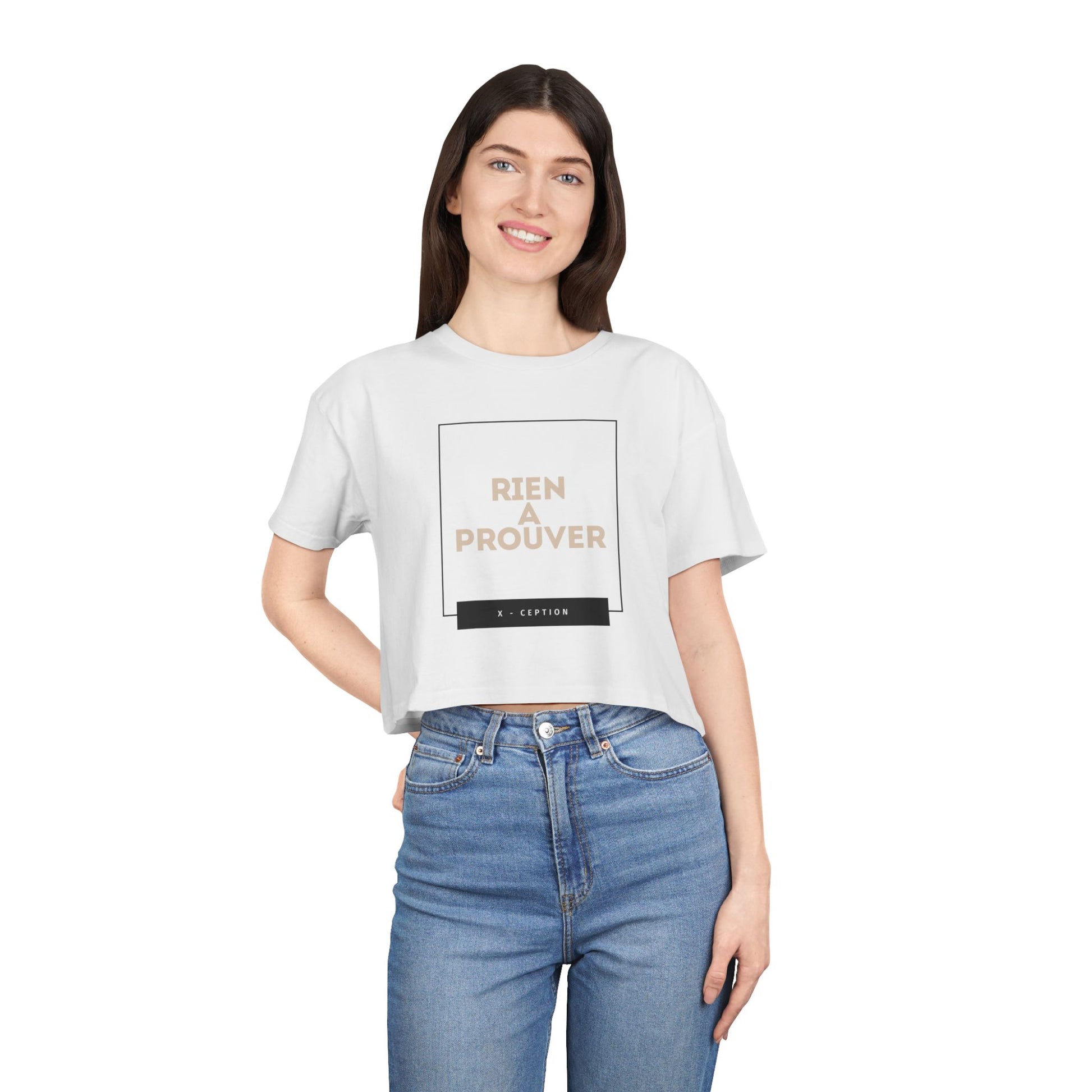 T-shirt court chic X-CEPTION pour femme, design tendance, mode quotidienne, tenue décontractée, style urbain, cadeau pour elle, essentiel pour l'été